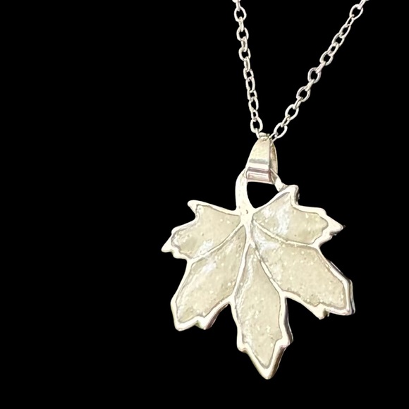 🆕 Silver & Cream Opal Leaf Necklace - Picture 6 of 8